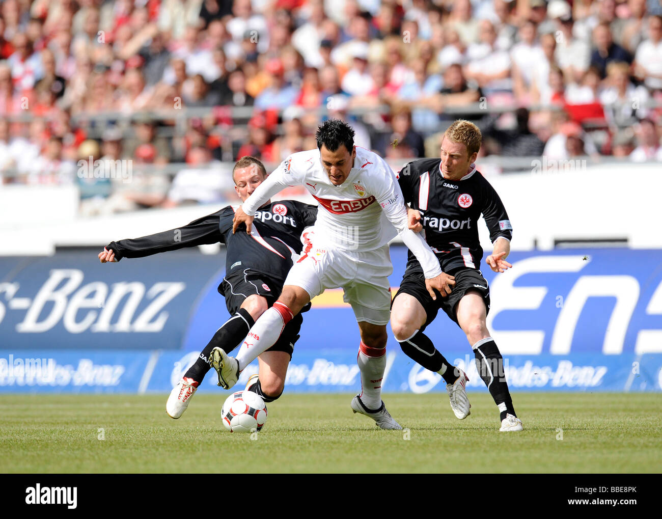 Foul, Michael Fink, gauche, Patrick Ochs, droite, autant Eintracht Frankfurt, jouant contre Timo Gebhart, le VfB Stuttgart, moyen Banque D'Images