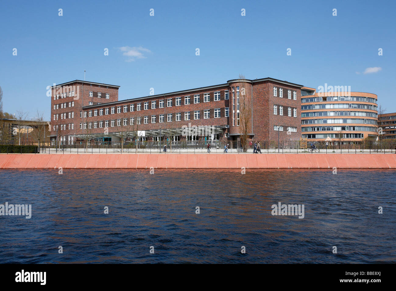 L'école élémentaire Anne Frank, l'ancien bâtiment administratif de la gare de marchandises sur la rivière Spree, Berlin, Germany, Europe Banque D'Images
