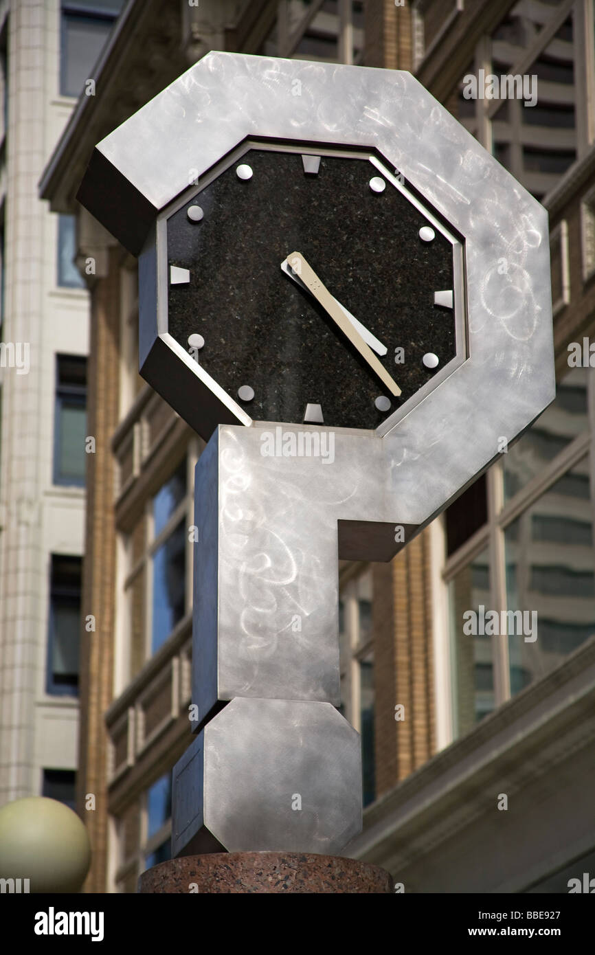 Avant et après l'horloge sur Pine Street, Seattle, Washington State, USA Banque D'Images