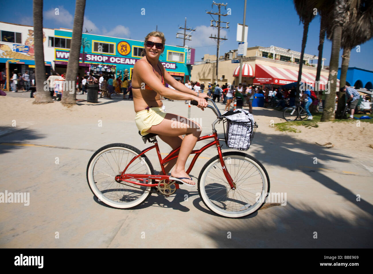 Une femme de la bicyclette Venice Beach Los Angeles County California United States of America Banque D'Images