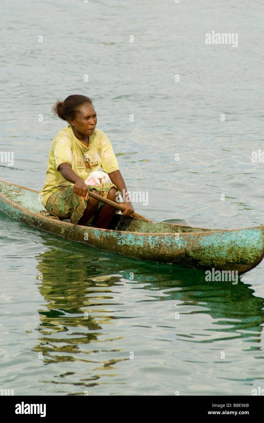La pagaie de pirogue , femme , Îles Salomon Malaita Banque D'Images