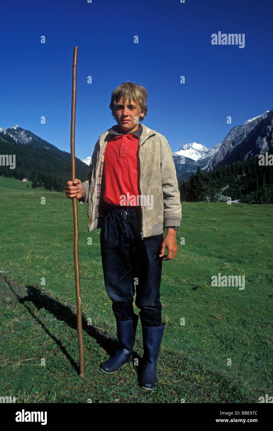 1, l'un Autrichien, garçon, autrichien, garçon, jeune garçon, berger, contact oculaire, vue avant, Zug, vallée de Lech am Arlberg, Vorarlberg, Autriche Etat Banque D'Images