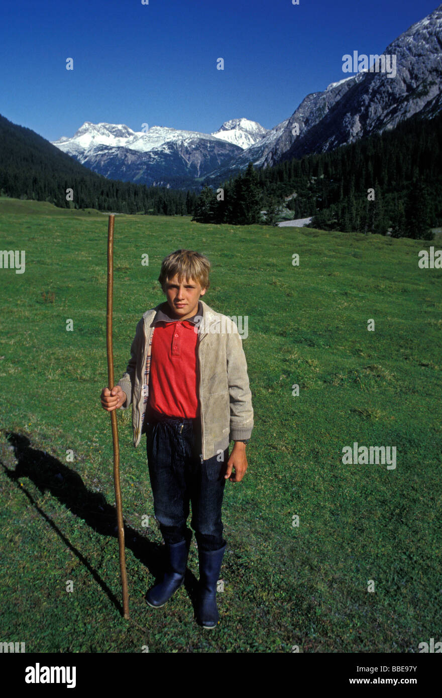 1, l'un Autrichien, garçon, autrichien, garçon, jeune garçon, berger, contact oculaire, vue avant, Zug, vallée de Lech am Arlberg, Vorarlberg, Autriche Etat Banque D'Images