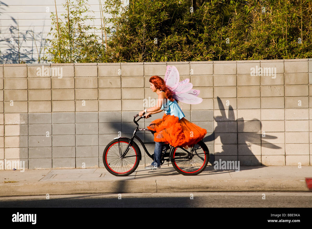 Bike Rider dans un costume avec des ailes d'anges Venice Beach Los Angeles County California United States of America Banque D'Images
