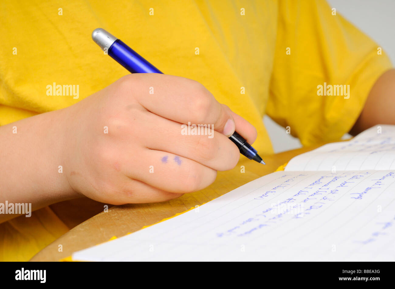 Garçon faisant son devoir d'anglais pour l'école Banque D'Images