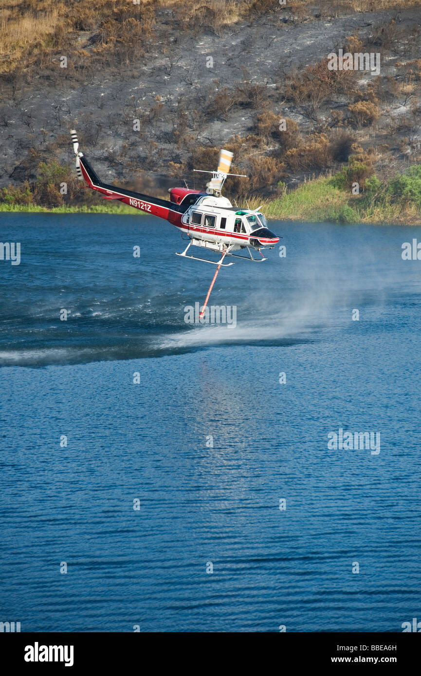 Hélicoptère de lutte contre l'incendie prend de l'eau de réservoir de Lauro Jesusita Fire, Santa Barbara, Californie, 11 mai 2009 Banque D'Images