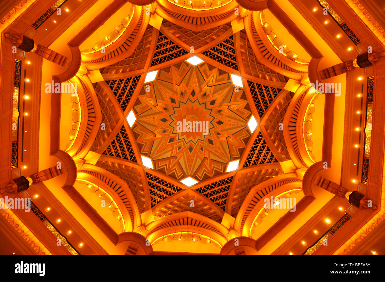 Golden dome dans le hall de l'hôtel Emirates Palace, Abu Dhabi, Émirats arabes unis, France, Moyen Orient, Orient Banque D'Images