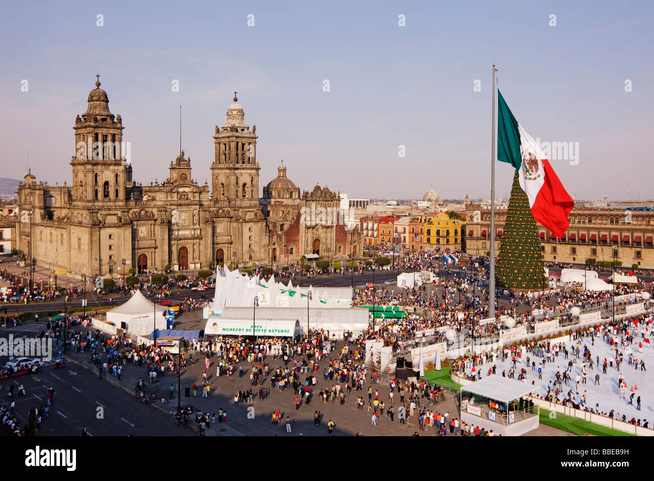 Noël dans le Zocalo en face de la cathédrale métropolitaine de Mexico, Mexico, Mexique Banque D'Images