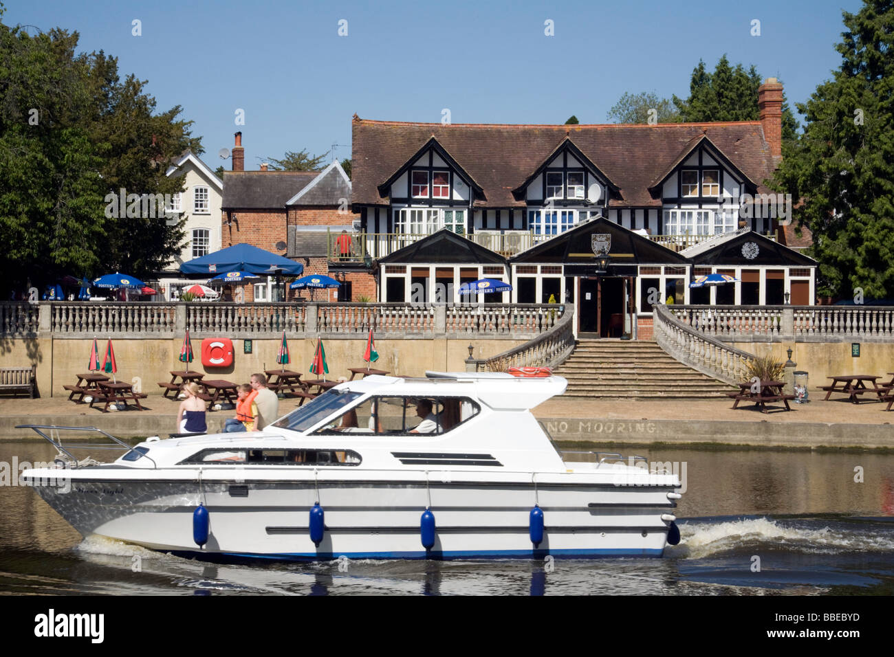 Un bateau à moteur passe le boathouse pub restaurant sur la Tamise à Wallingford, Oxfordshire, UK Banque D'Images