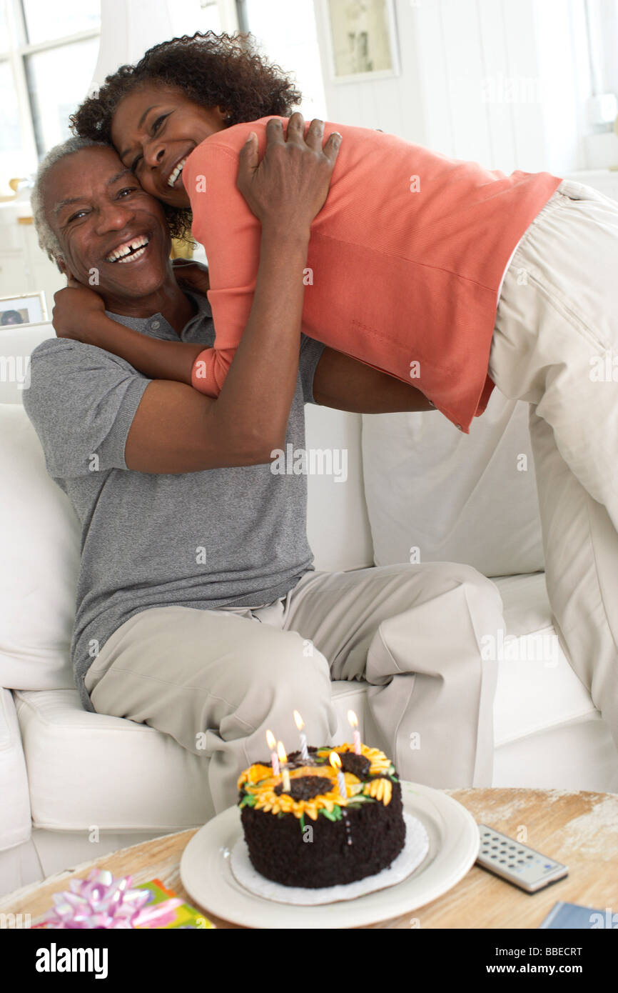 Couple Avec Gateau D Anniversaire Photo Stock Alamy Couple Avec Gateau D Anniversaire Photo Stock Alamy