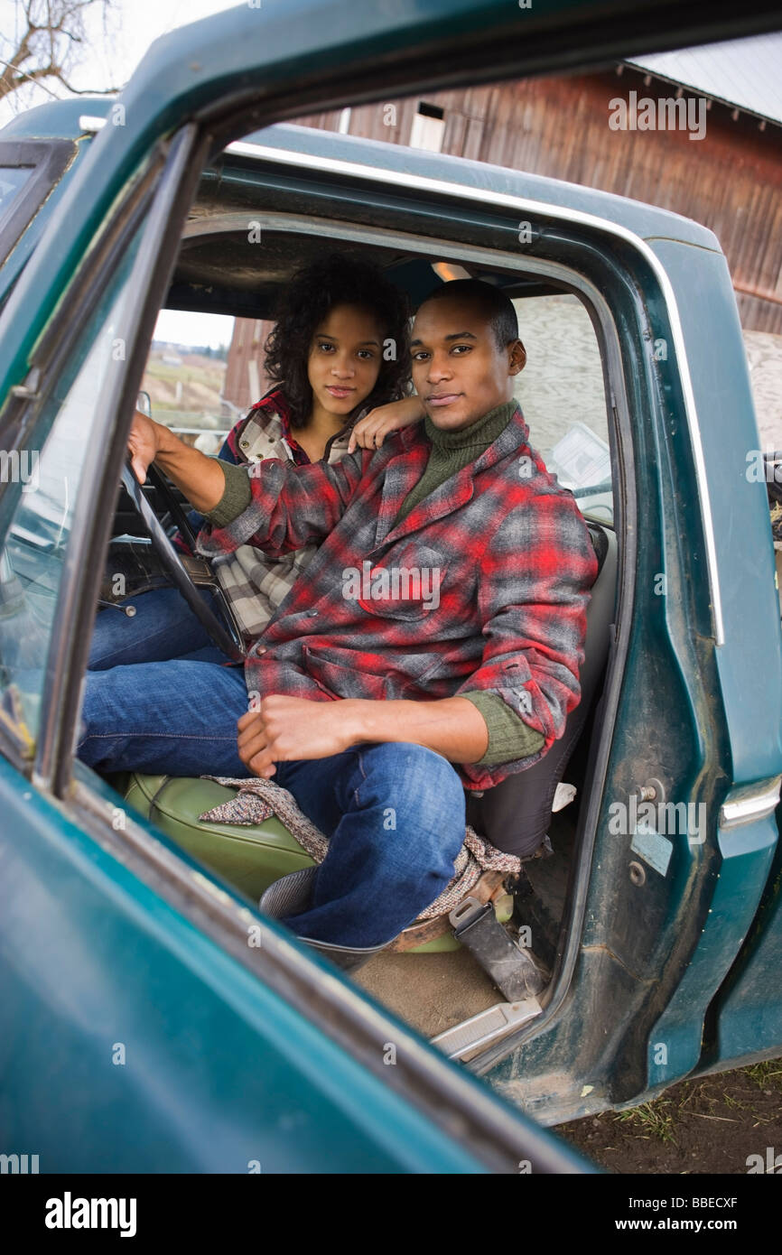 Portrait d'un jeune couple dans une camionnette Vintage sur une ferme à Hillsboro, Oregon, USA Banque D'Images