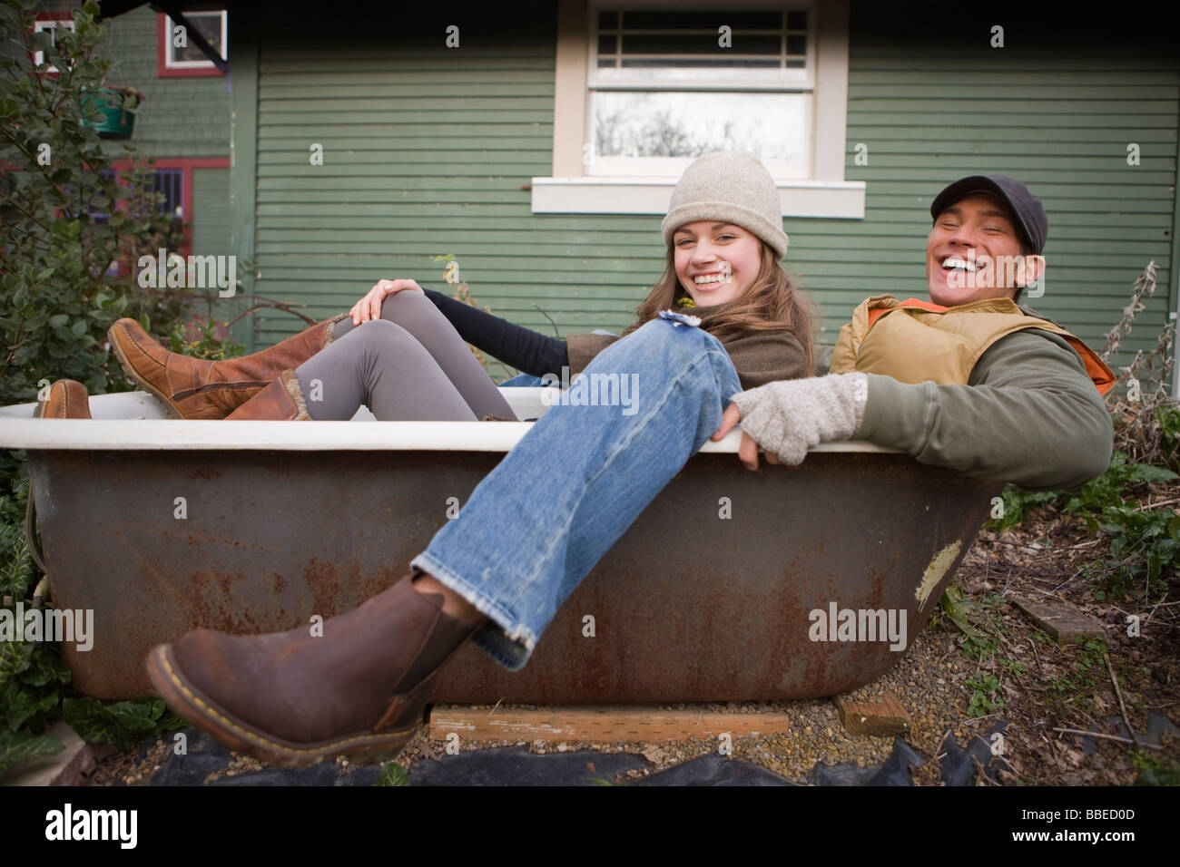 Laughing couple assis dans une vieille baignoire à Hillsboro, Oregon, USA Banque D'Images