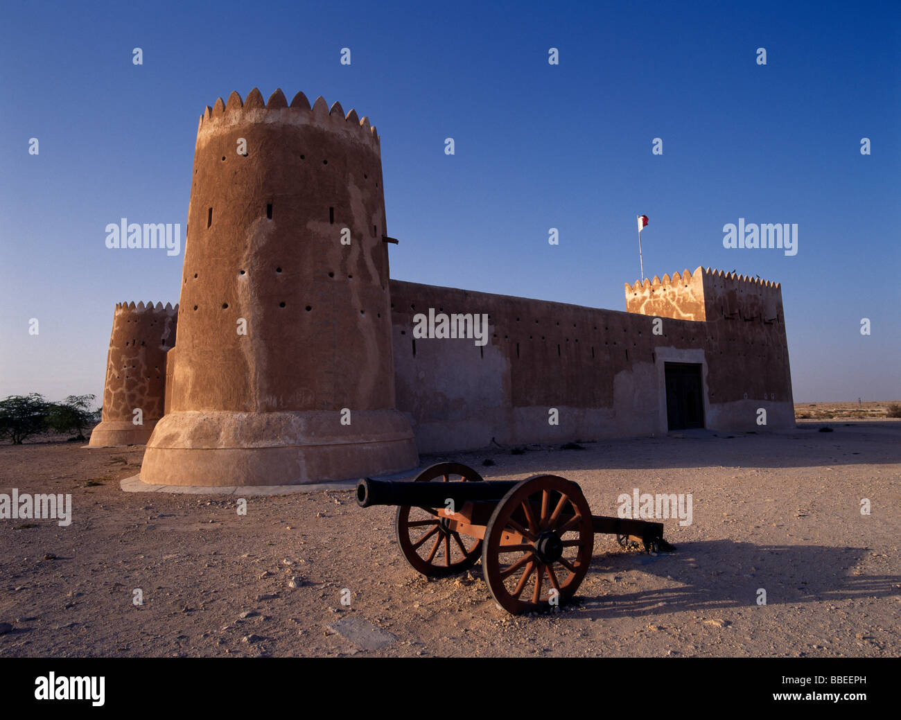 Le QATAR Al Zubara ou Az Zubara fort extérieur avec tours crénelées avec canon construit en 1938 et utilisé comme un poste frontière de la police Banque D'Images