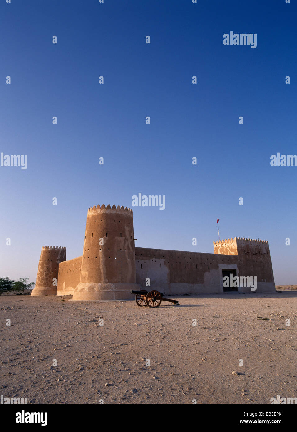 Zubara QATAR Al Zubarah ou Az Zubarah Vue de murs et la tour crénelée du fort construit en 1938 et utilisé comme poste frontière de la police Banque D'Images