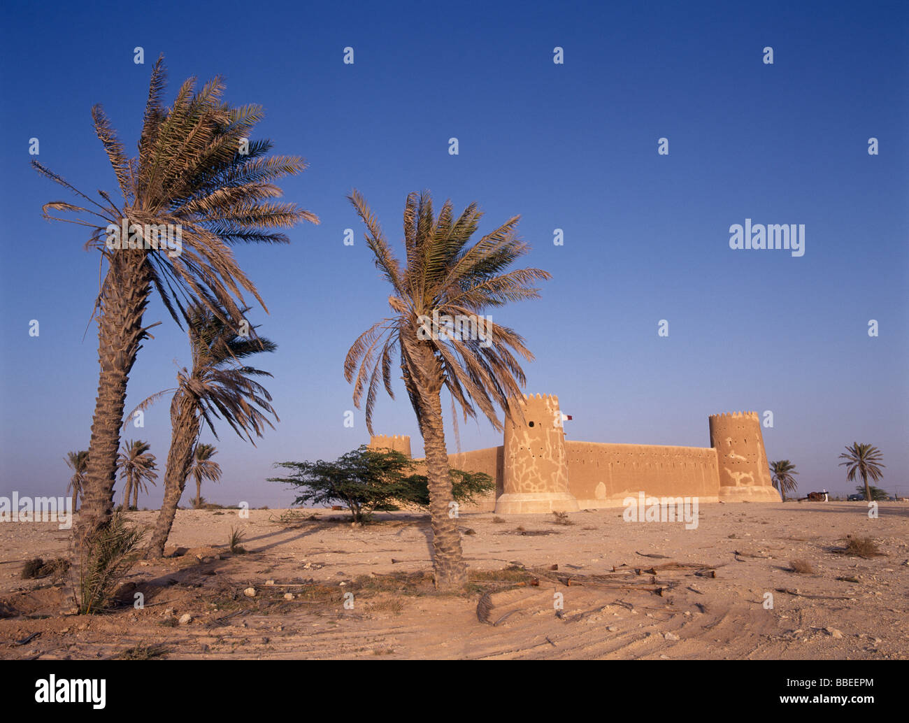 Zubara QATAR Al Zubarah ou Az Zubarah Vue de murs et la tour crénelée du fort construit en 1938 et utilisé comme poste frontière de la police Banque D'Images