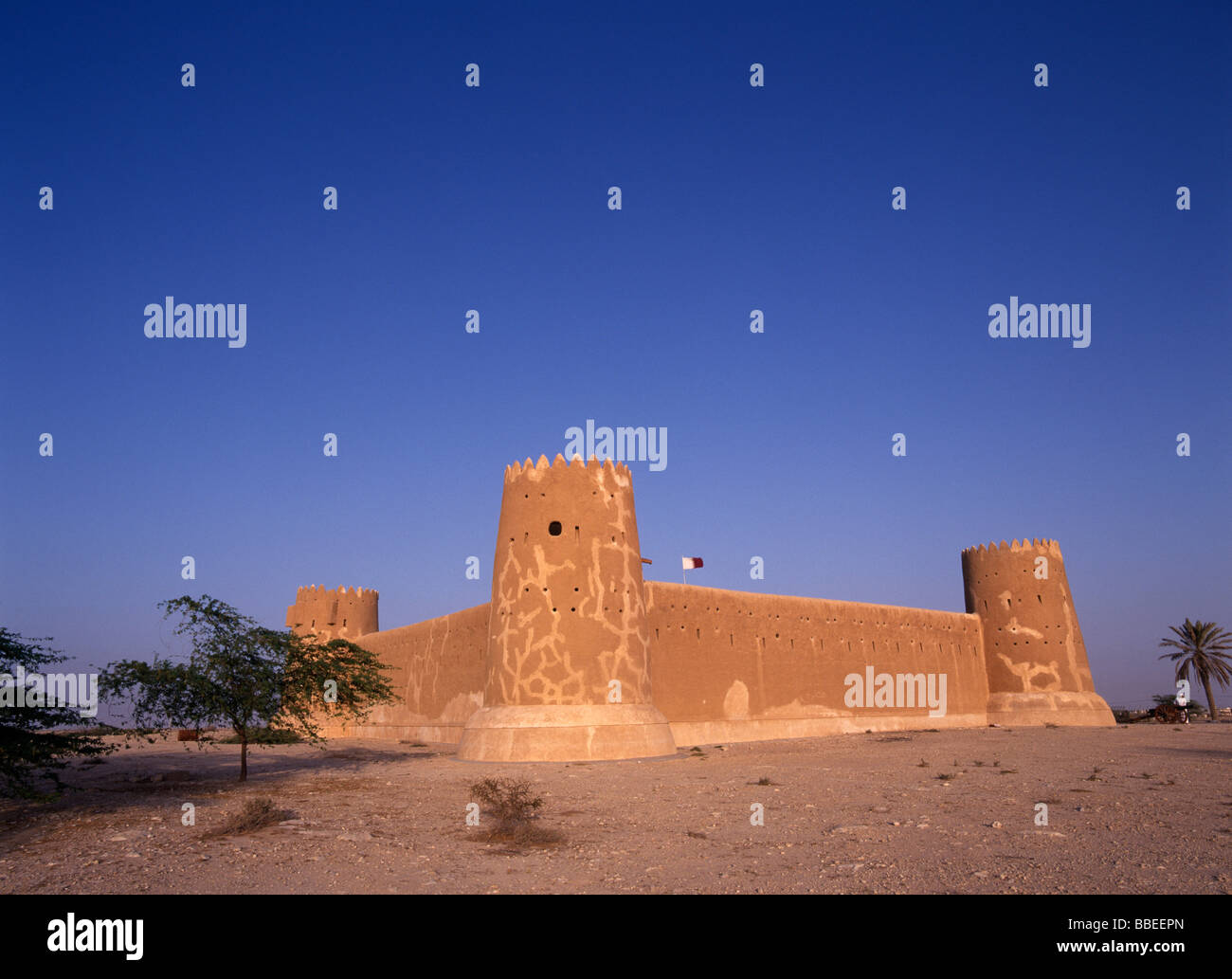 Zubara QATAR Al Zubarah ou Az Zubarah Vue de murs et la tour crénelée du fort construit en 1938 et utilisé comme poste frontière de la police Banque D'Images