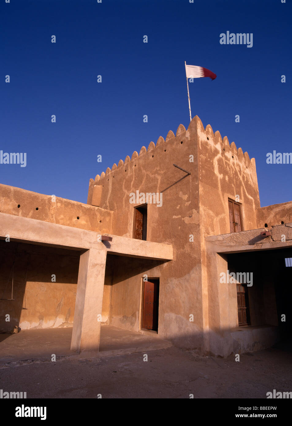 Le QATAR Al Zubarah et cour intérieure avec tour principal drapeau qatari de mât de Museum et ancien poste frontière de la police Banque D'Images