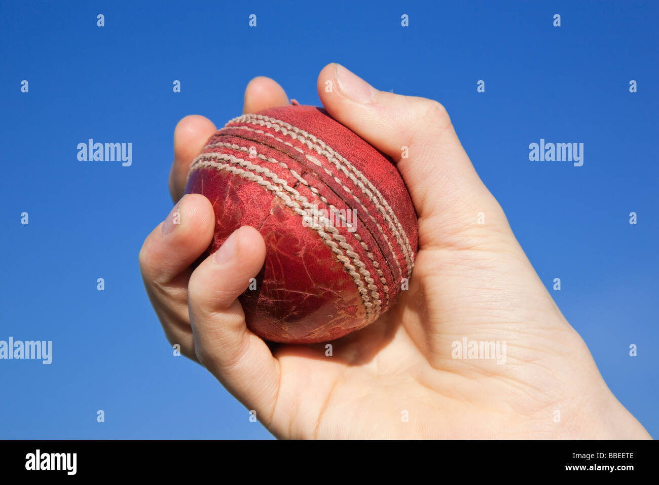Attraper la main balle de cricket Banque D'Images