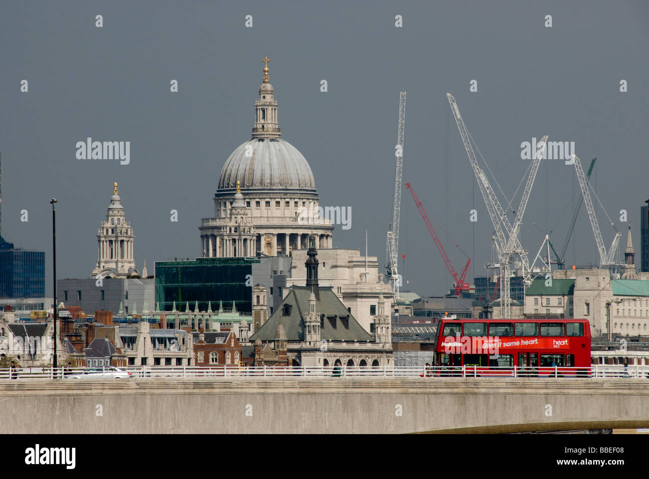 London Bus sur Waterloo Bridge, la Cathédrale St Paul, London, England, UK Banque D'Images