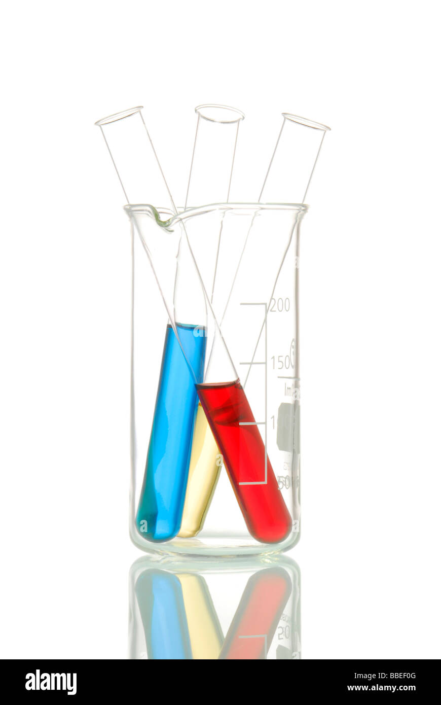 Trois tubes à essais avec différentes couleurs de liquides dans un bécher en verre, image symbolique pour l'analyse Banque D'Images