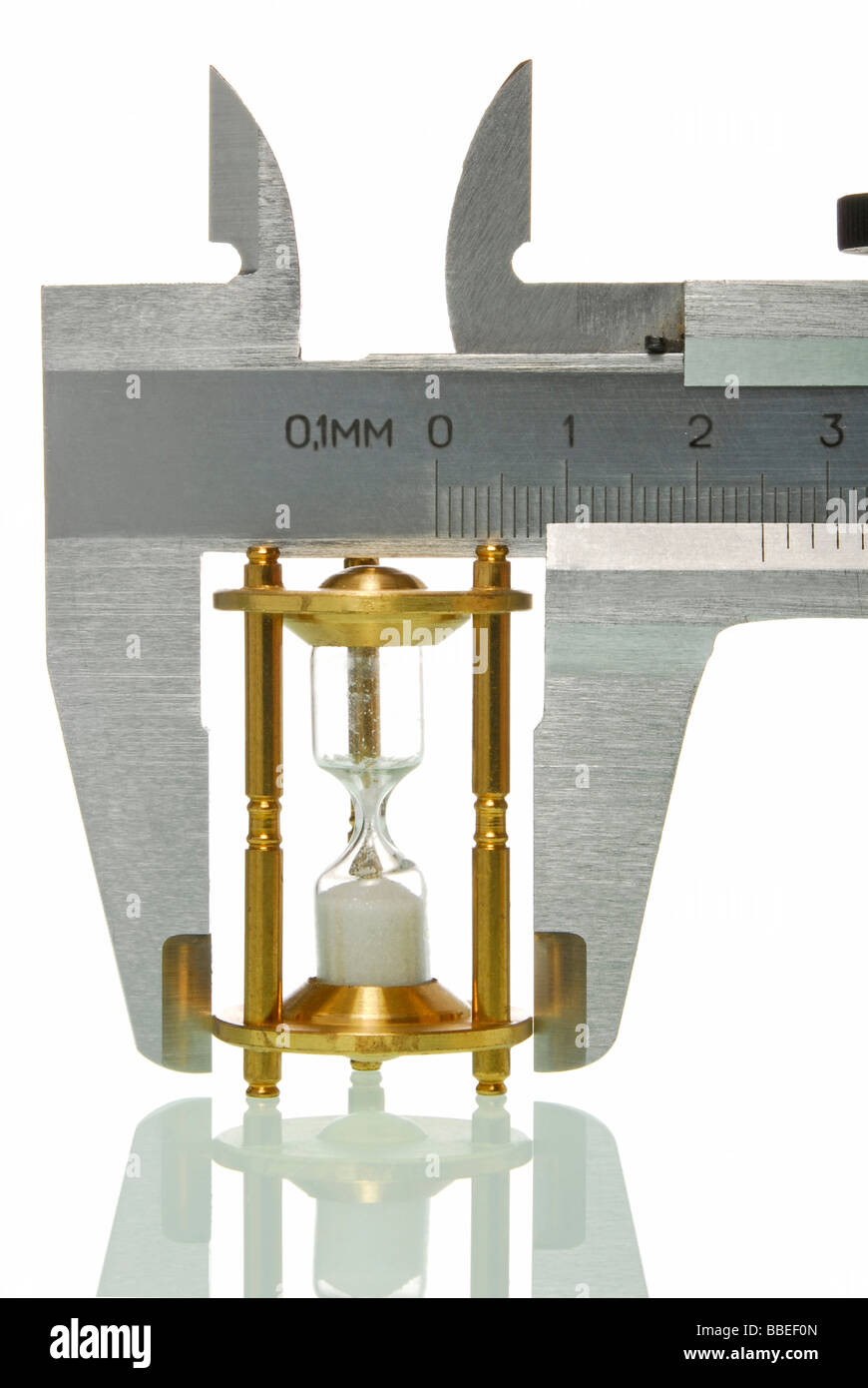 Les étriers avec Hourglass, image symbolique pour l'analyse des temps Banque D'Images