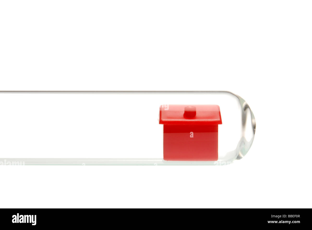 Maison miniature dans un tube à essai, image symbolique pour l'analyse de l'immobilier Banque D'Images