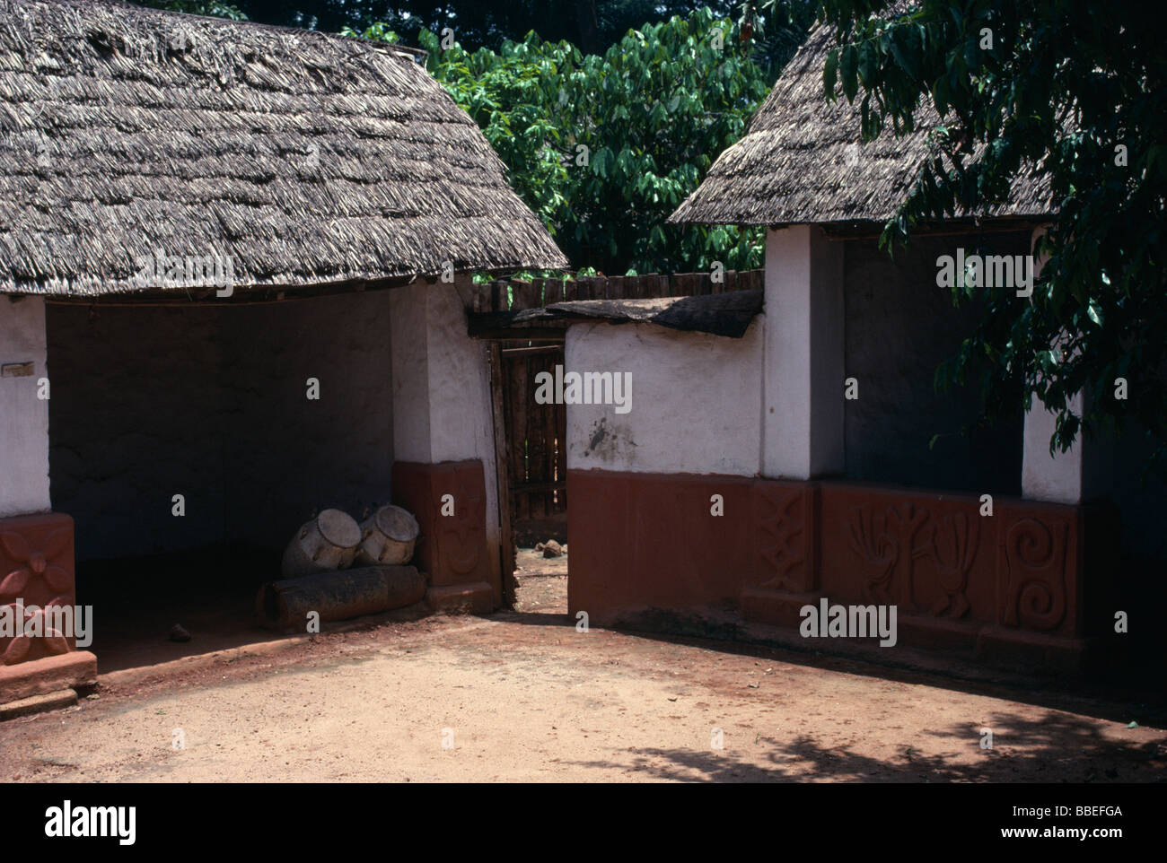 Toit De Paille De L'Afrique De Maison Au Ghana Image stock - Image du  loyer, maison: 151700947