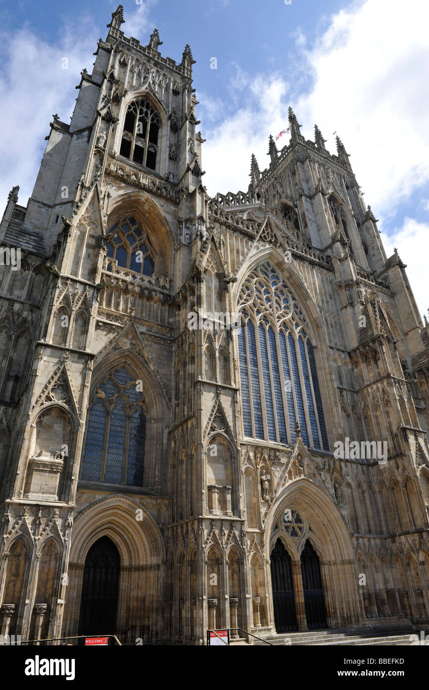 York Minster, porte de l'ouest et les tours Banque D'Images