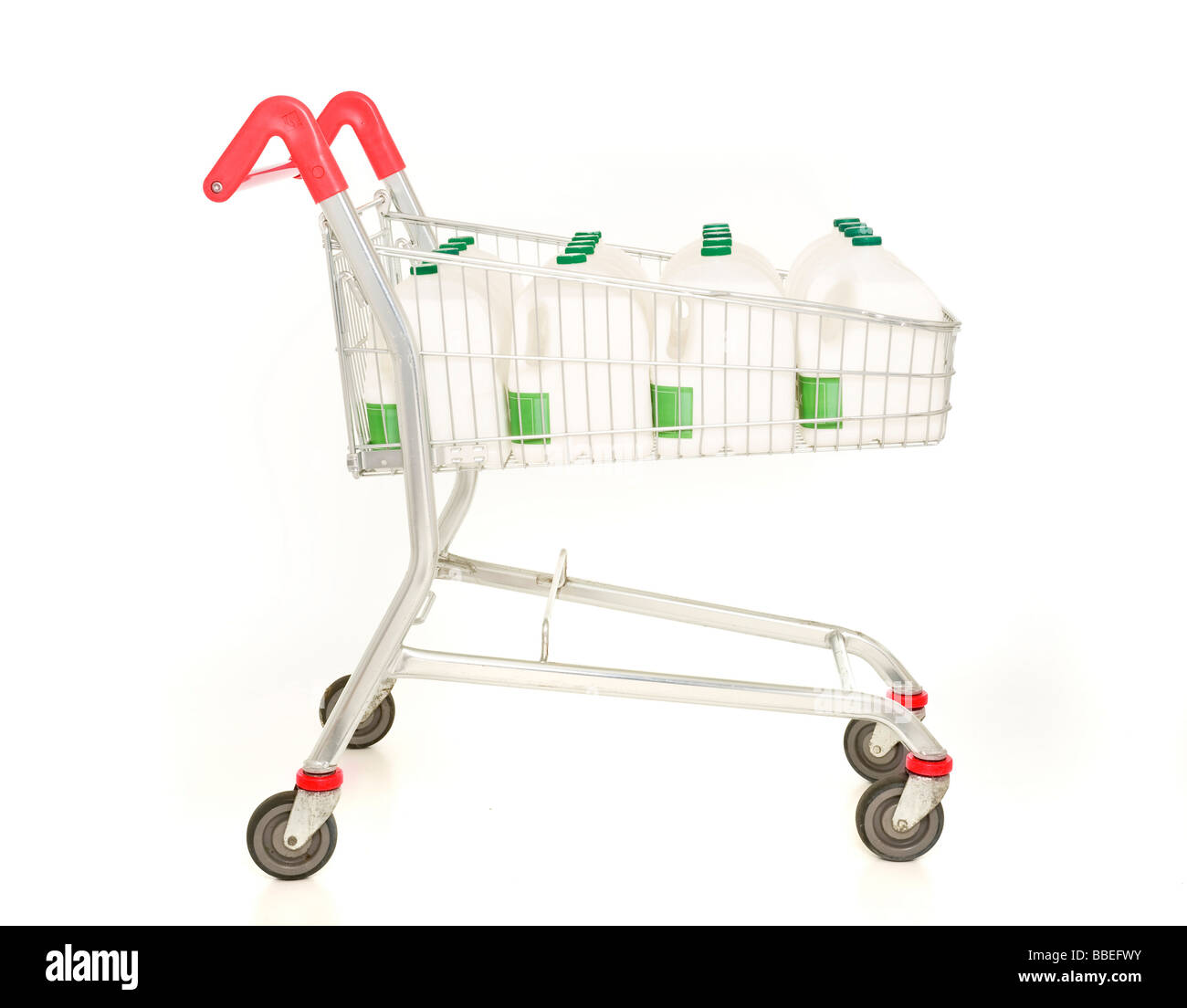Chariot de supermarché rempli de bouteilles de lait sur fond blanc Banque D'Images