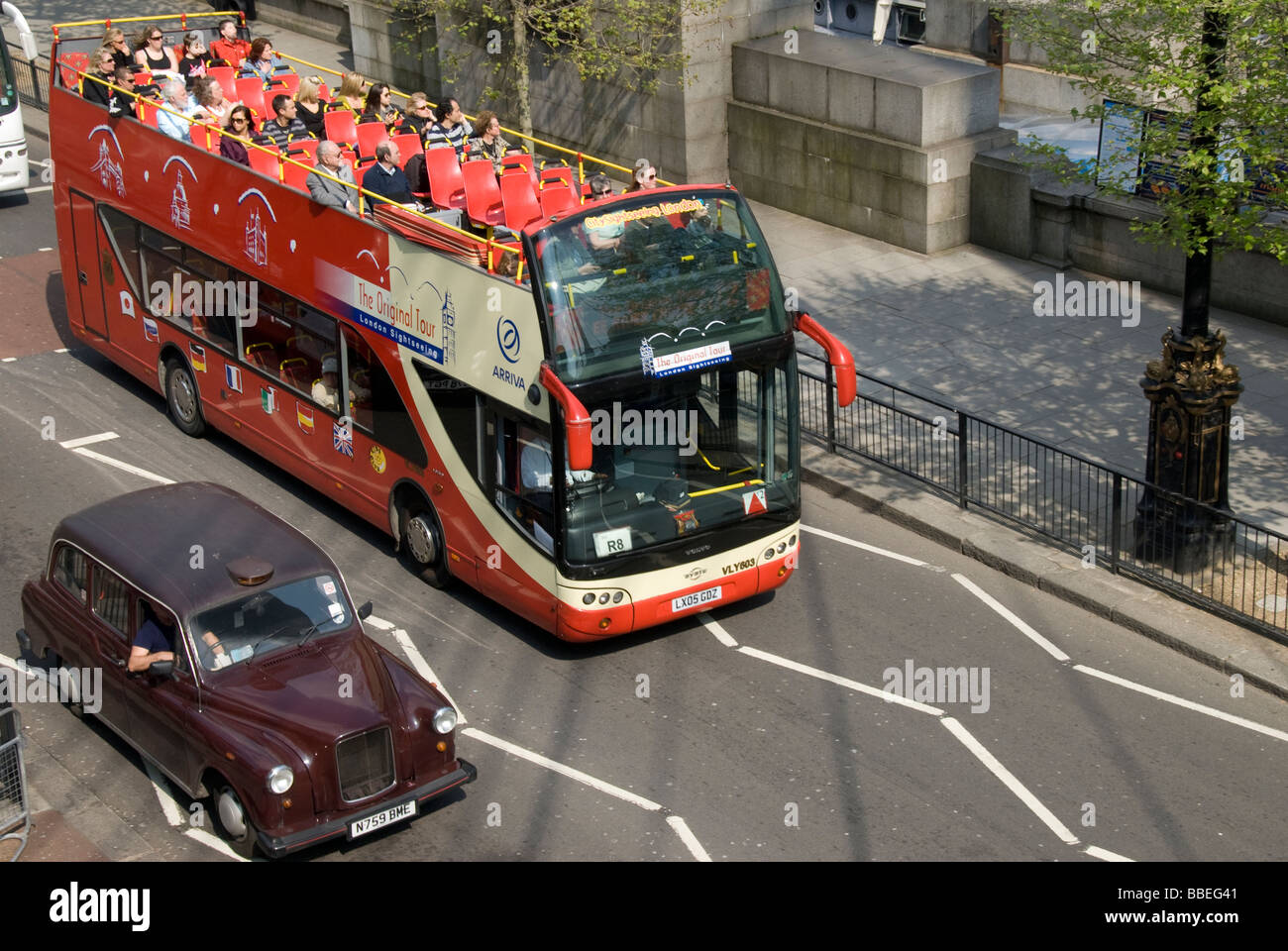 Car cabriolet et London Taxi, Victoria Embankment, London, England, UK Banque D'Images