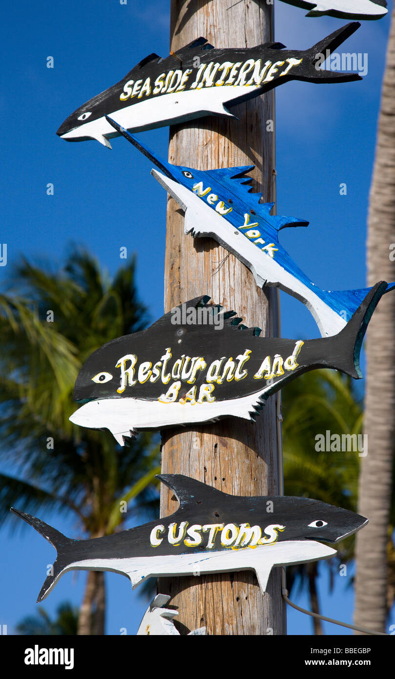 Antilles Caraïbes St Vincent et les Grenadines Union Island panneaux en bois en forme de poissons différents. Anchorage Yacht Club Banque D'Images