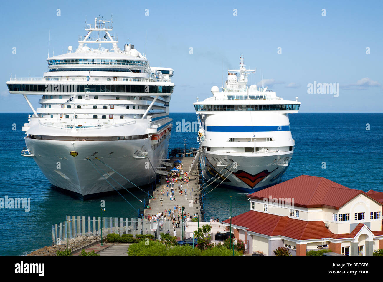 Antilles Caraïbes Grenade St George croisière princesse des Caraïbes et Aida Aura. Cruise Ship Terminal passagers on jetty Banque D'Images