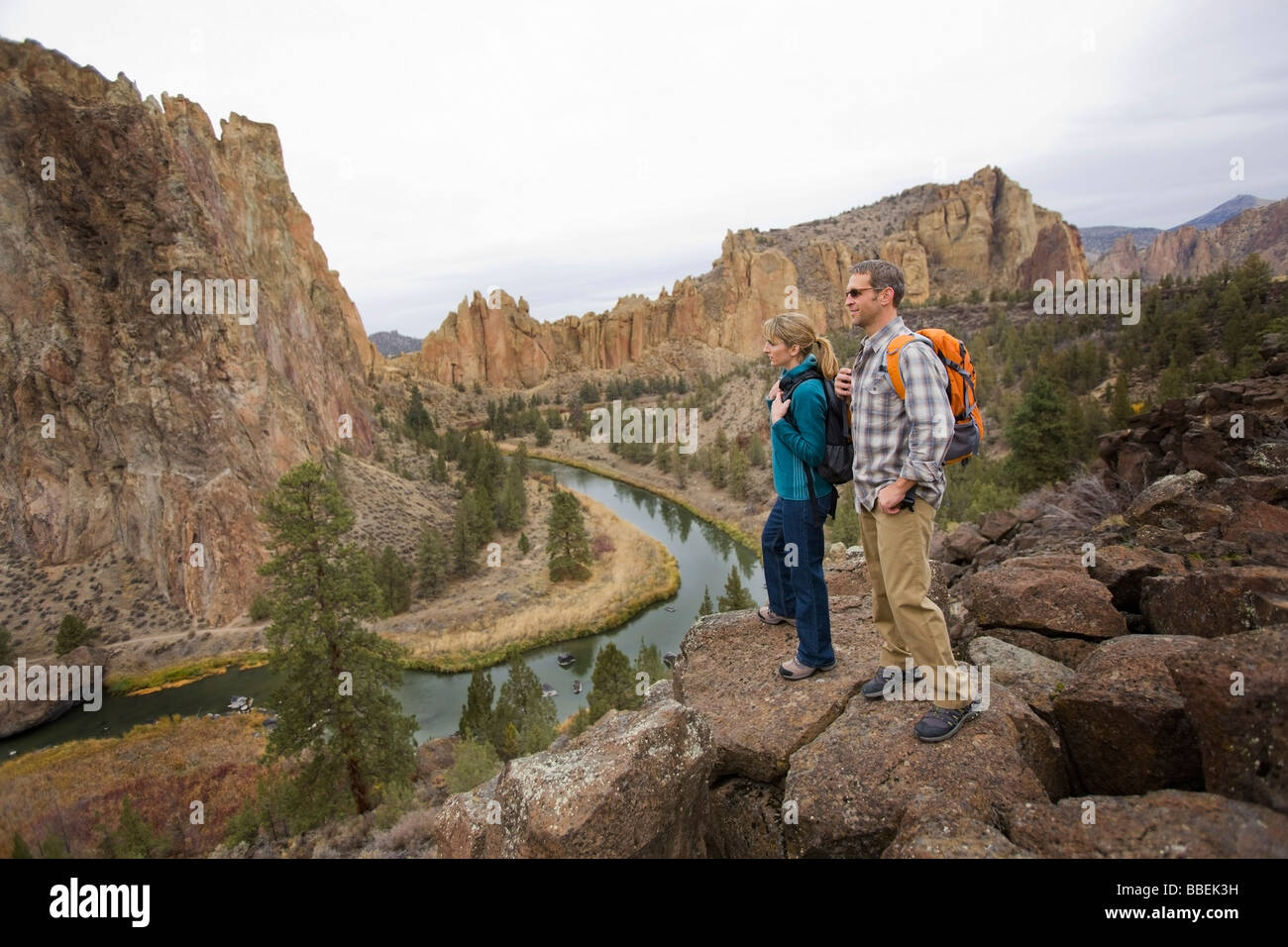 Les randonneurs debout sur une falaise au-dessus de la rivière Crooked à Smith Rock State Park à l'automne, Bend, Oregon, USA Banque D'Images