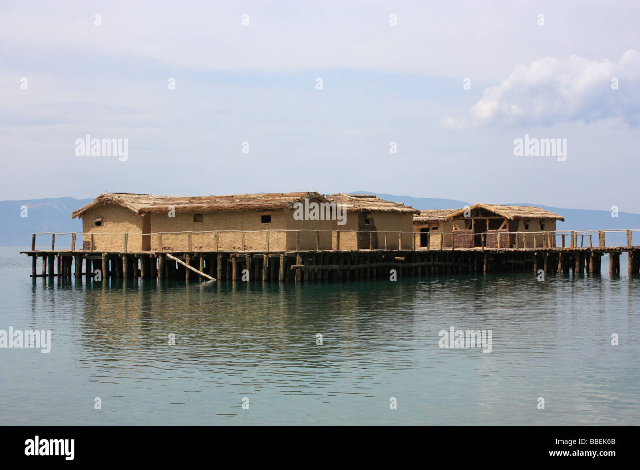 Baie de l'Os - Plocha Mikov Grad. Une reconstitution d'un habitat préhistorique sur le lac Ohrid, Macédoine Banque D'Images