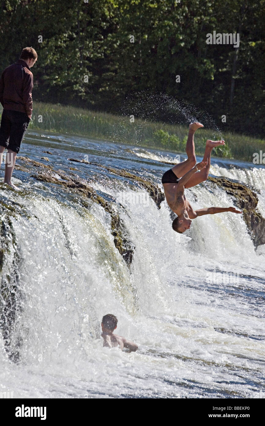 Les garçons sautant à Ventas Rumba de cascades à Kuldiga Lettonie Kurzeme ville Banque D'Images