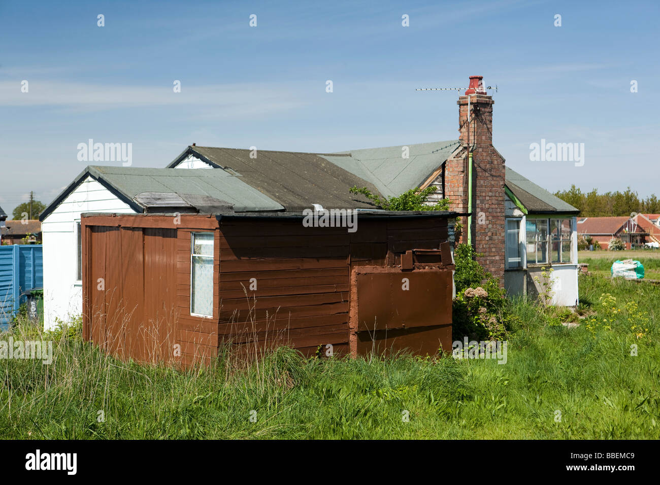 UK Angleterre Norfolk encadrées en bois d'origine de la Californie clifftop chalet en mauvais état Banque D'Images