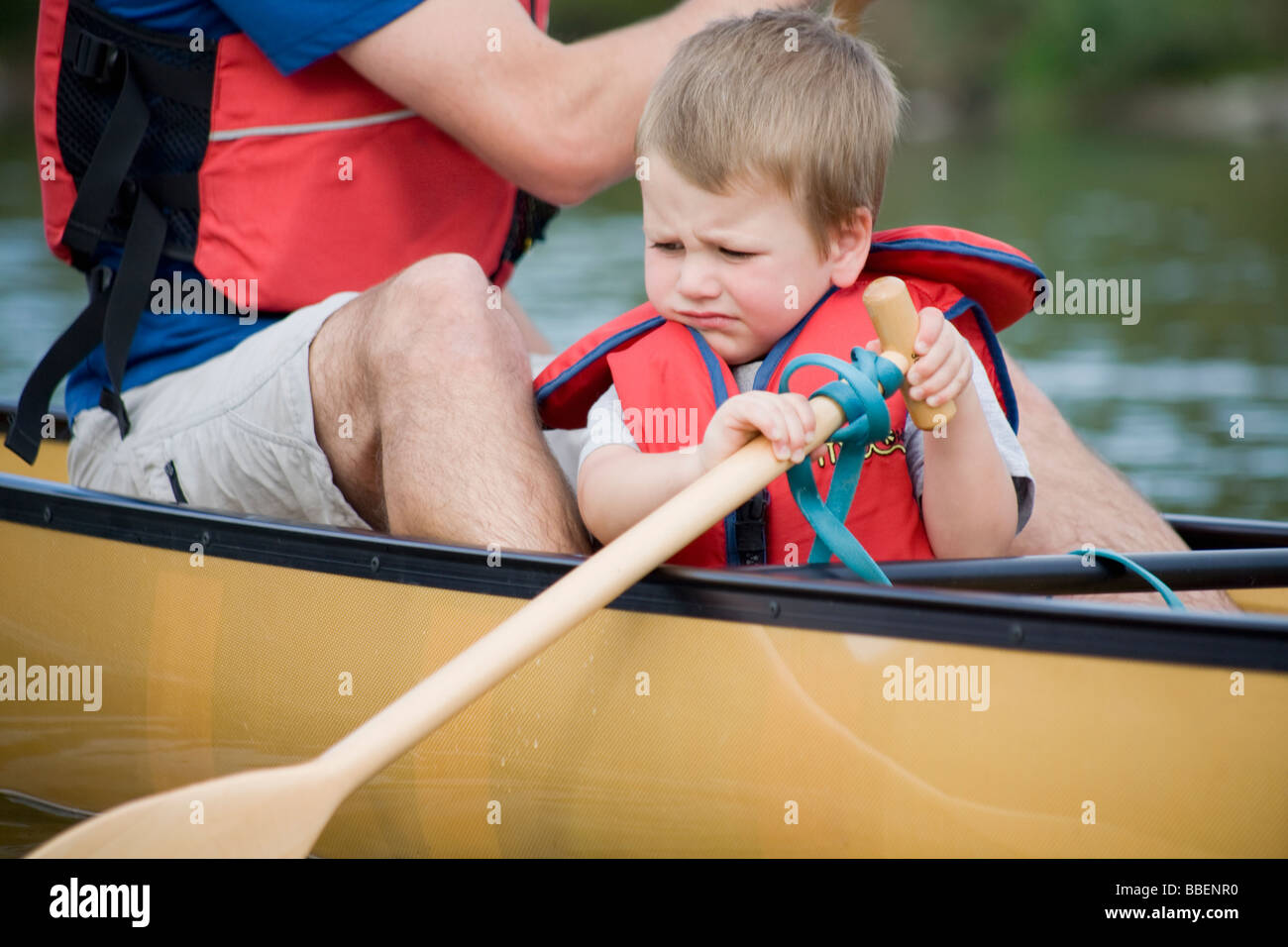 Canoë kayak dans l'enfant, de la rivière Spokane, Spokane, Washington Banque D'Images