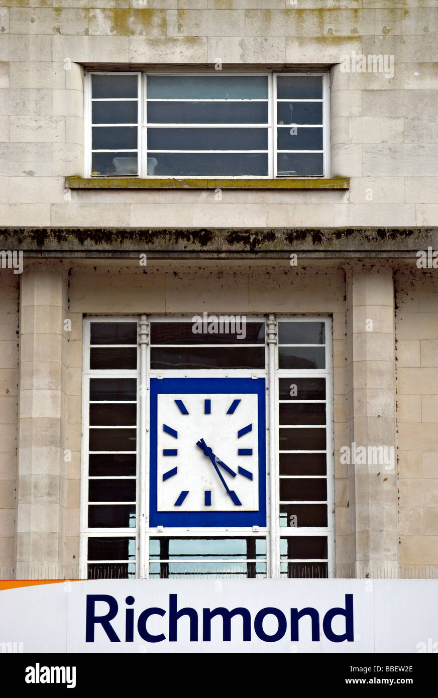 Réveil art déco et détail de la façade de la gare de Richmond, Surrey, Angleterre Banque D'Images