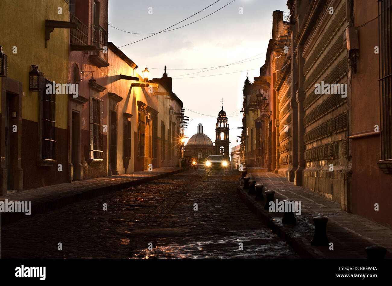 Voiture conduite de nuit, l'église de San Francisco en arrière-plan, San Miguel de Allende, Guanajuato, Mexique Banque D'Images