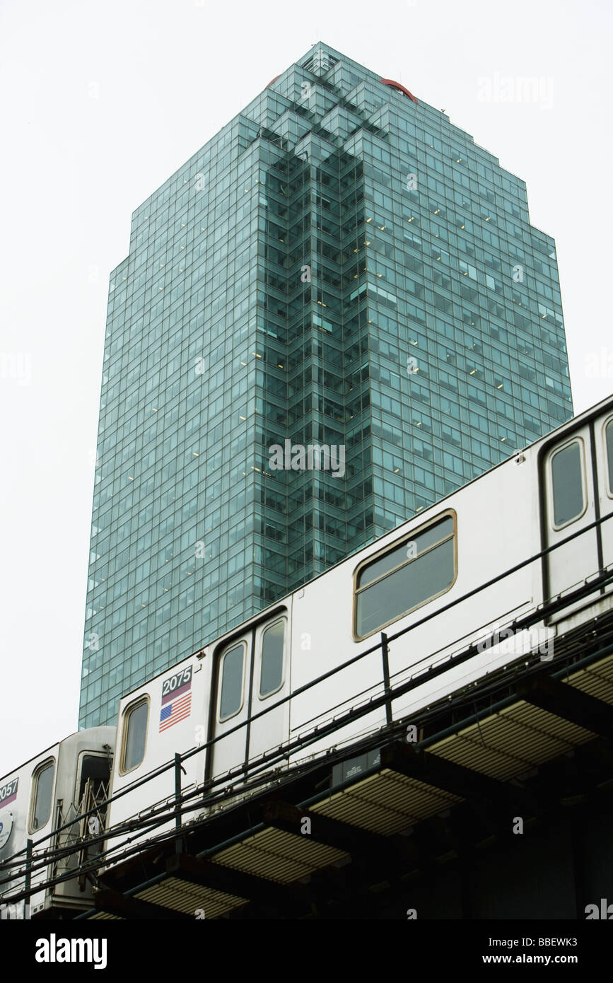 Métro surélevé, un immeuble à bureaux en arrière-plan, low angle view Banque D'Images