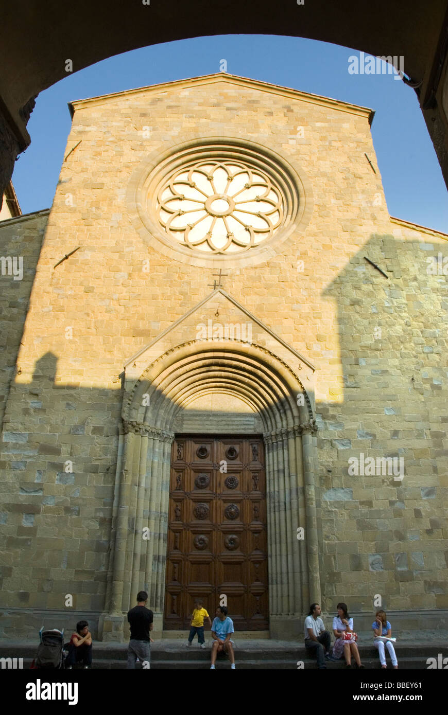 Façade du Duomo à Sansepolcro avec une fenêtre rose albâtre original Banque D'Images