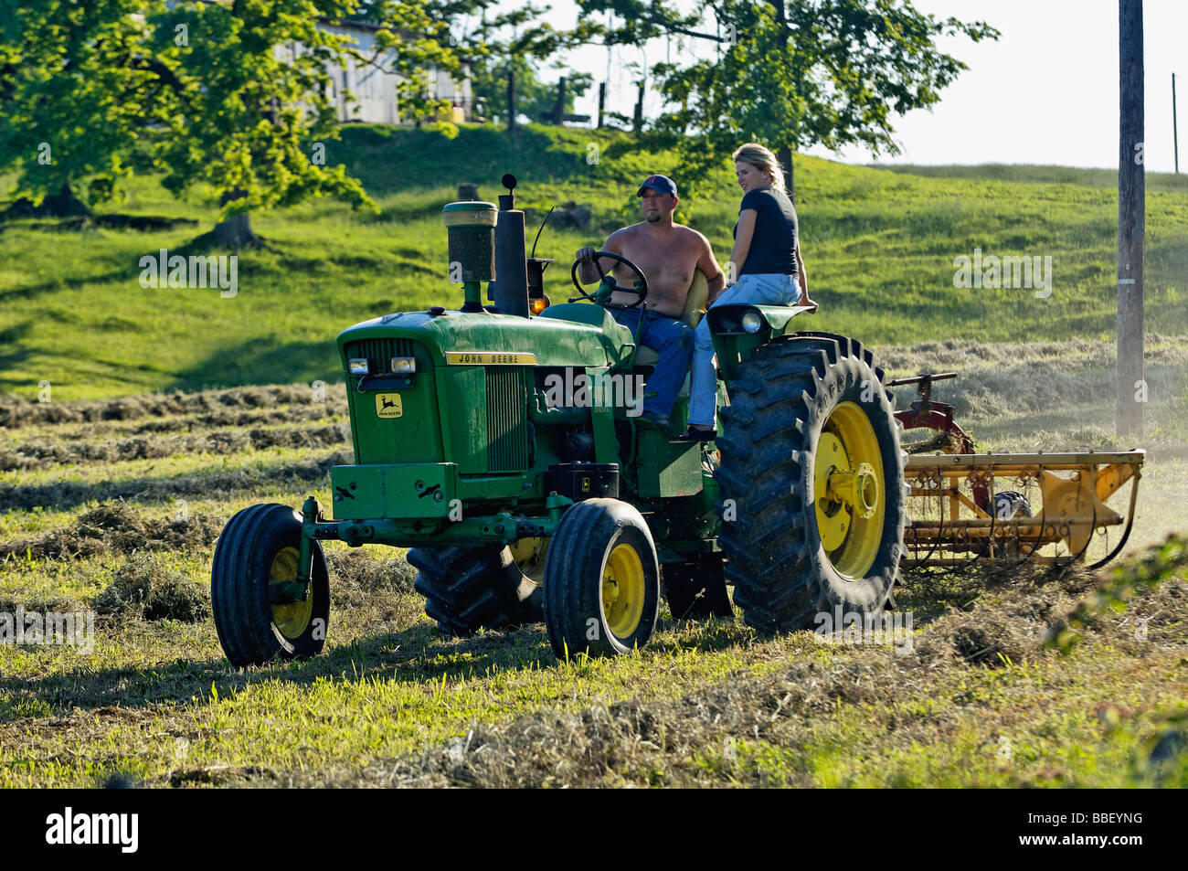 Fermier et sa femme sur John Deere 3010 Tracteur diesel dans la région de Harrison County Indiana Banque D'Images