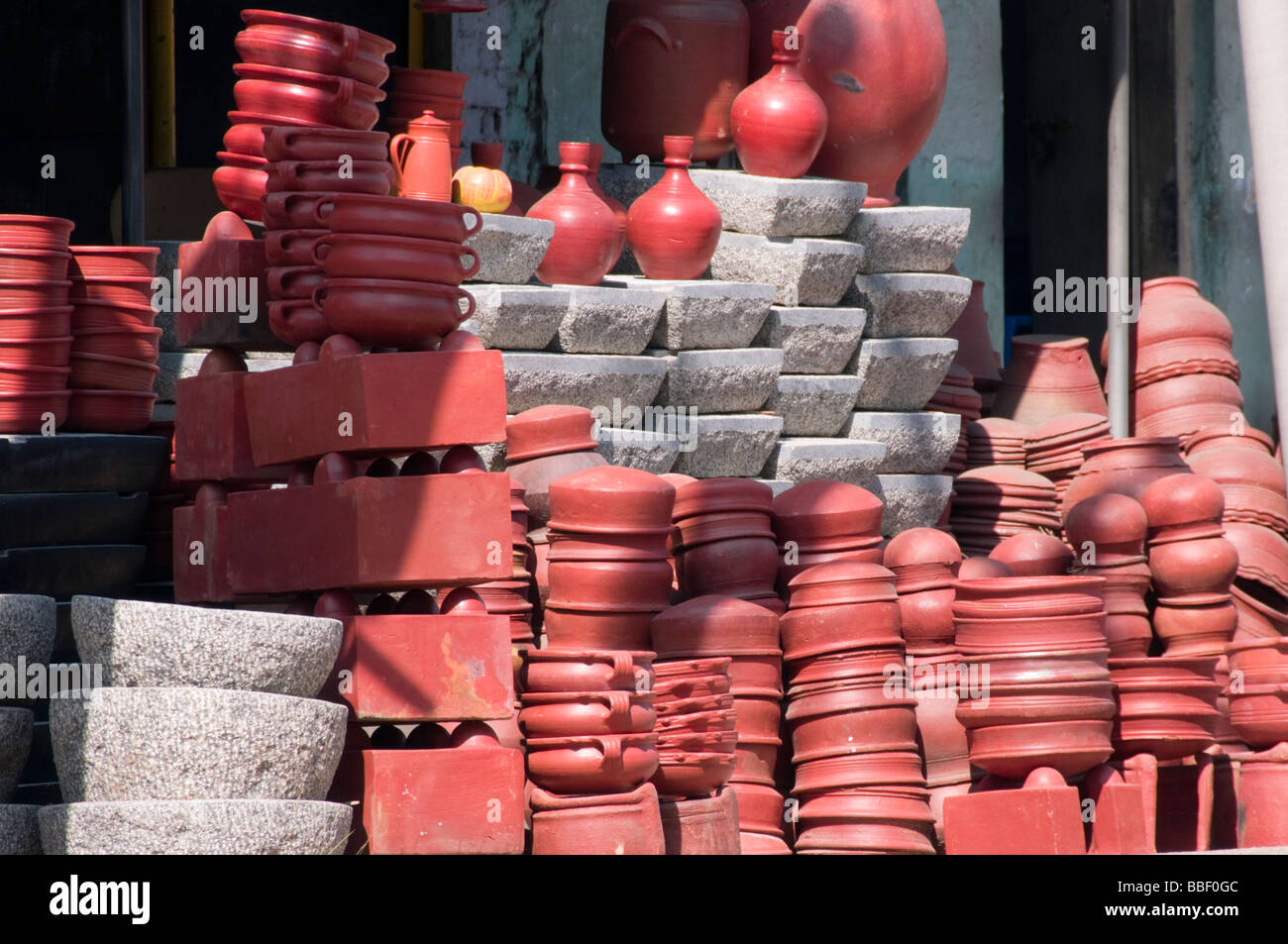 Poterie en terre cuite à la vente, à l'exhibition de l'artisanat indien en Inde Kerala Trivandrum Thiruvananthapuram Banque D'Images