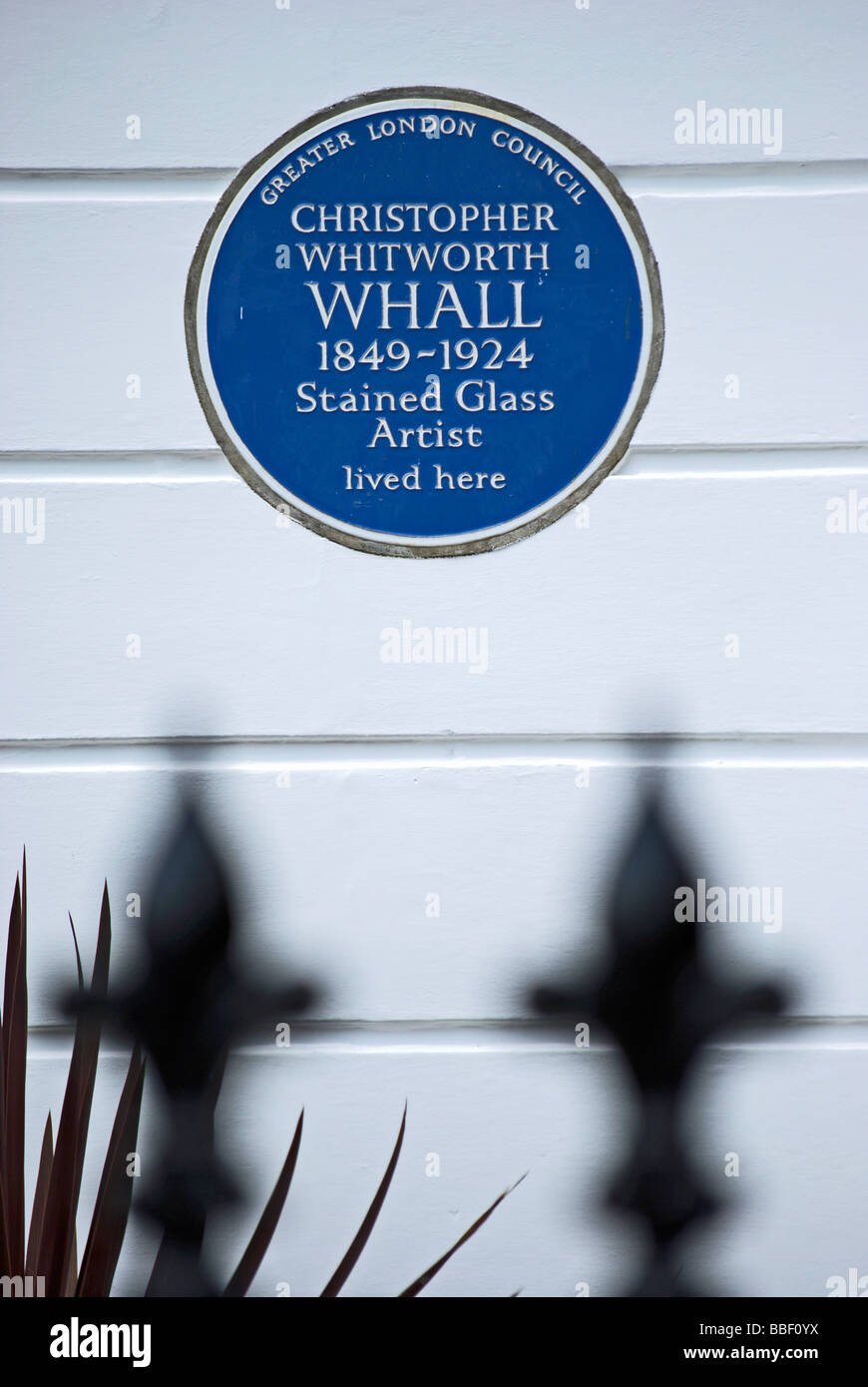 Blue plaque marquant une ancienne maison du vitrail artiste Christopher whall, Whitworth à Hammersmith, à l'ouest de Londres, Angleterre Banque D'Images
