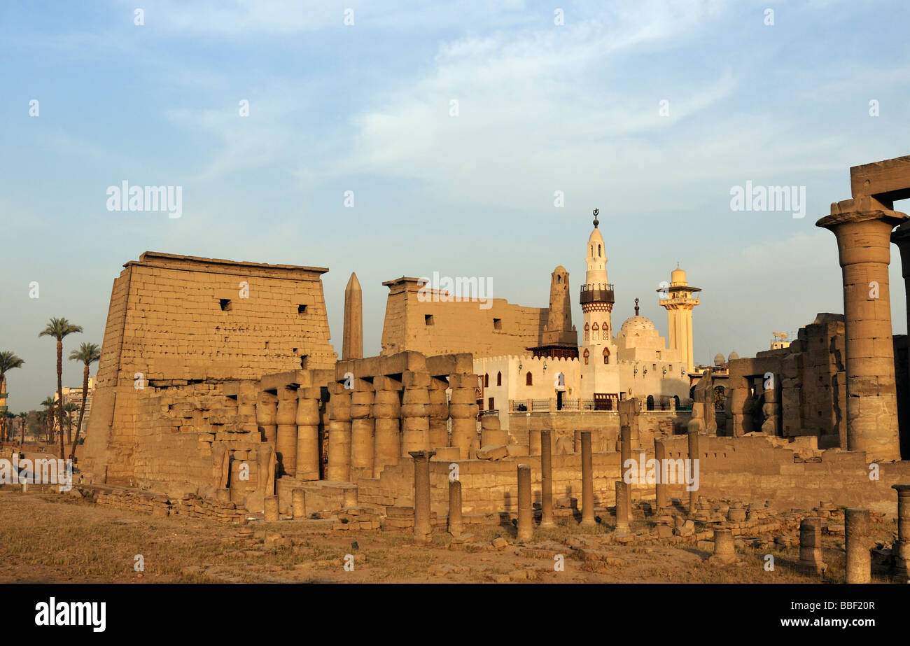 Premier pylône et la mosquée d'Abou el Haggag sur site de Péristyle cour de Ramsès II, temple de Louxor de l'Égypte de Thèbes Banque D'Images