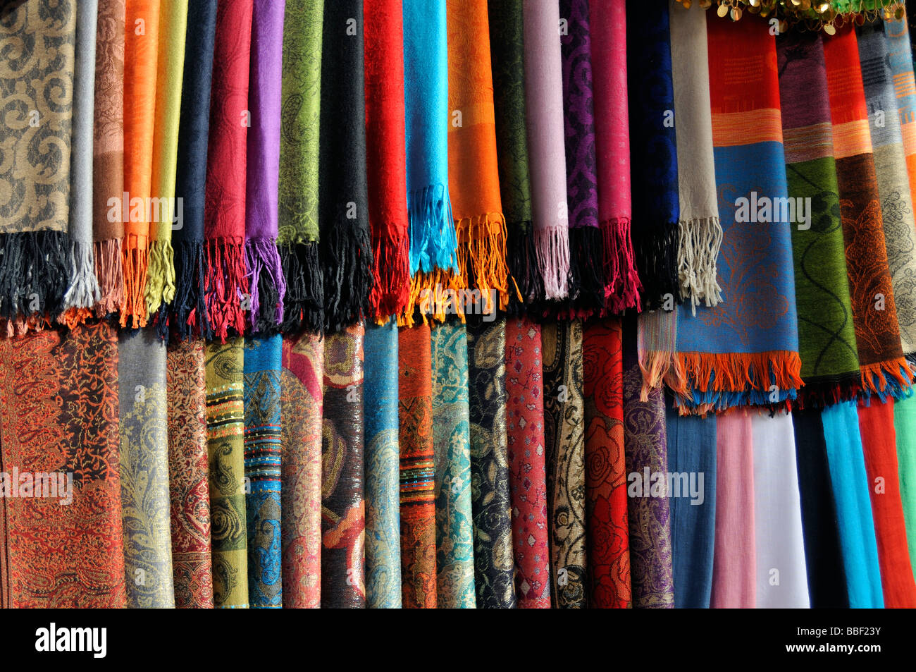 Foulards colorés du marché égyptien de Louxor Banque D'Images