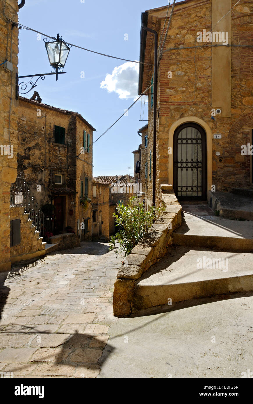 Toscane (Toscana) Italie - vue sur la ville médiévale Casale Marittimo avec lane vide par des bâtiments sur une journée ensoleillée Banque D'Images