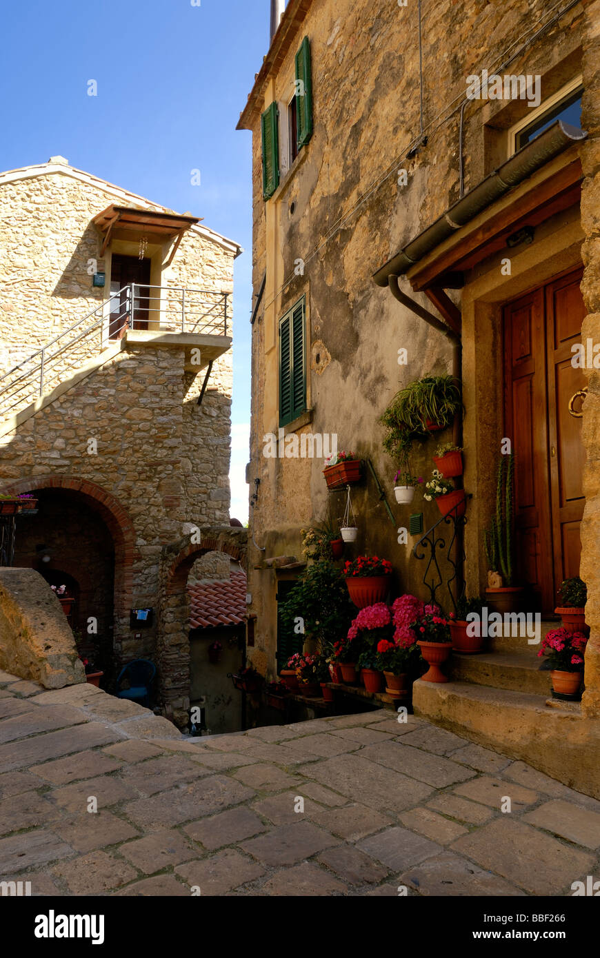 Toscane (Toscana) Italie - extérieur du bâtiment avec des plantes en pots sur les marches de la porte avant. Banque D'Images