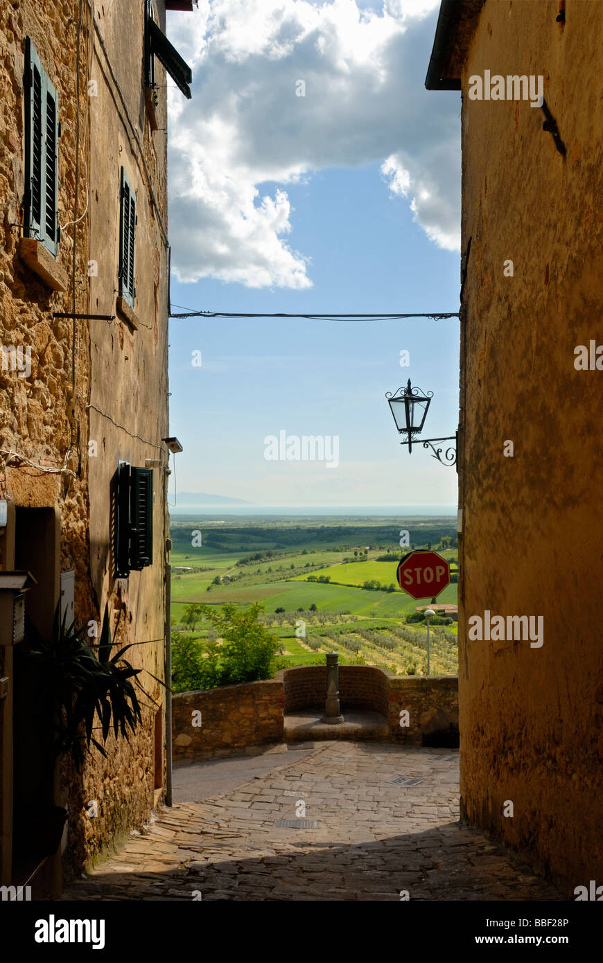 Toscane (Toscana) Italie - vue du paysage vu de entre les bâtiments de la ville médiévale de Casale Marittimo. Banque D'Images