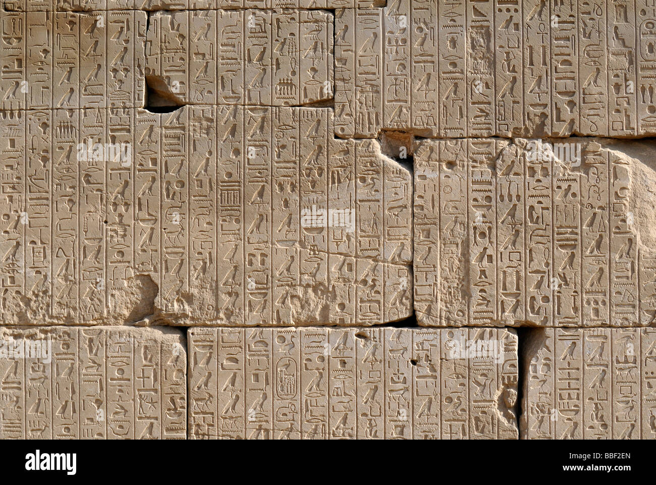 Mur de décharge avec hiéroglyphes à enceinte de Amun Re Temple de Karnak Louxor Égypte près de complexes Banque D'Images